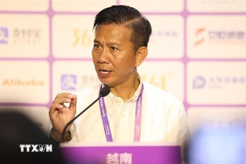 Huấn luyện viên Hoàng Anh Tuấn tỏ ra rất tức giận vì những thẻ phạt và bàn thua mà Olympic Việt Nam phải nhận ở trận thắng 4-2 trước Olympic Mông Cổ. (Ảnh: Hoàng Linh/TTXVN)