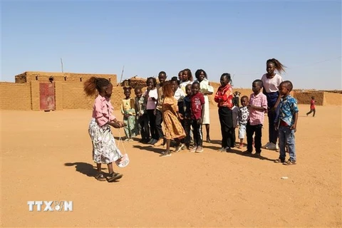 Trẻ em tại làng Wad al-Bashir, cách thành phố Omdurman của Sudan 20km về phía Tây. (Ảnh: AFP/TTXVN)