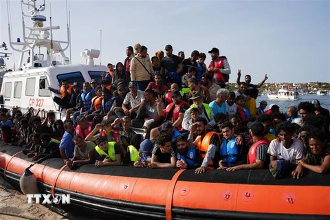 Người di cư tới đảo Lampedusa, Italy ngày 18/9/2023. (Ảnh: AFP/TTXVN)
