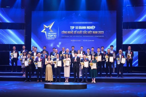 Lễ Vinh danh và trao Chứng nhận Top 10 Doanh nghiệp Công nghệ Số xuất sắc Việt Nam 2023. (Nguồn: Vietnam+)