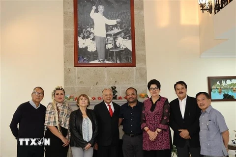 Đoàn Đại biểu Đảng Lao động Mexico chụp ảnh chung cùng phóng viên Cơ quan thường trú TTXVN tại Mexico. (Ảnh: TTXVN phát)