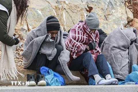 Những người di cư được giải cứu sau khi thuyền chở họ bị chìm ngoài khơi đảo Lebos, Hy Lạp, ngày 7/2/2023. (Ảnh: AFP/TTXVN)