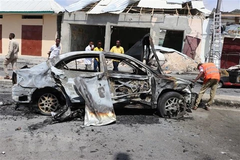 Hiện trường một vụ đánh bom xe ở Somalia. (Nguồn: AFP/TTXVN)