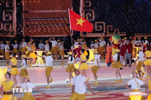 Đoàn Thể thao Việt Nam diễu hành tại Lễ khai mạc ASIAD 19. (Ảnh: Hoàng Linh/TTXVN)