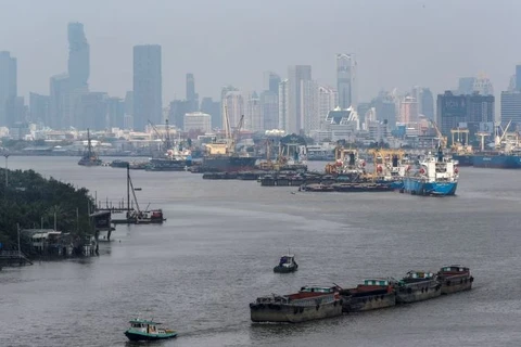 Hình ảnh các tàu chở hàng gần cảng ở Bangkok, Thái Lan. (Nguồn: Reuters)
