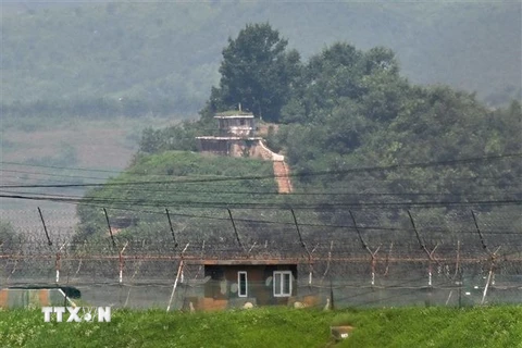 Trạm gác của quân đội Triều Tiên (phía trên) và Hàn Quốc (phía dưới) được nhìn từ khu vực biên giới liên Triều ở thành phố Paju (Hàn Quốc) ngày 27/7/2023. (Ảnh: AFP/TTXVN)