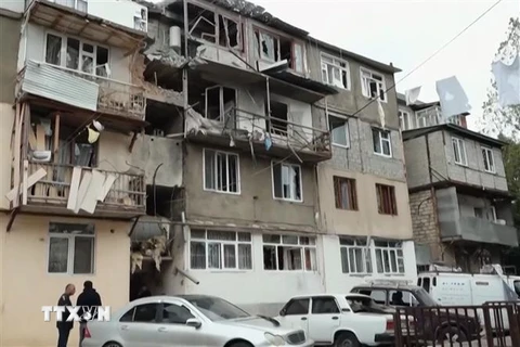 Các tòa nhà bị hư hại trong chiến dịch quân sự do Azerbaijan tiến hành tại thị trấn Stepanakert thuộc khu vực tranh chấp Nagorny-Karabakh, ngày 20/9/2023. (Ảnh: AFP/TTXVN)
