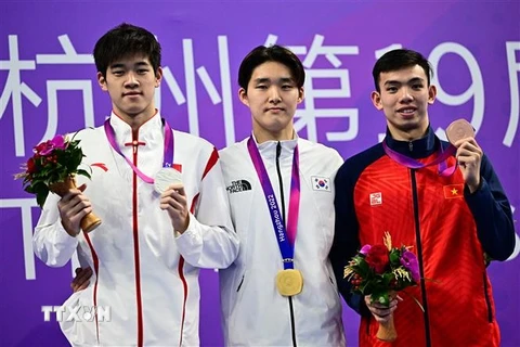 "Kình ngư" Nguyễn Huy Hoàng (phải) giành huy chương Đồng nội dung Bơi 400m Tự do Nam tại ASIAD 2023 ở Hàng Châu, Trung Quốc ngày 29/9/2023. (Ảnh: AFP/TTXVN)