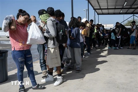 Người di cư từ Mexico chờ lên xe buýt để được trung chuyển khỏi bang Texas, Mỹ ngày 26/9/2023. (Ảnh: AFP/TTXVN)