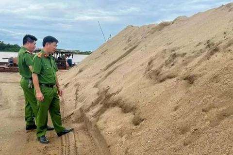 Lượng lớn cát không có nguồn gốc hợp pháp tại huyện Quảng Ninh. (Nguồn: Công an Quảng Bình)