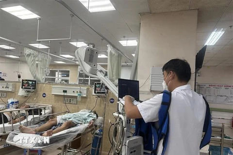 Các nạn nhân trong vụ tai nạn đang được các bác sỹ Bệnh viện Đa khoa Đồng Nai nỗ lực cứu chữa. (Ảnh: TTXVN Phát)