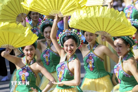 [Photo] Rực rỡ sắc màu Carnaval Thu Hà Nội trên Phố đi bộ Hồ Hoàn Kiếm