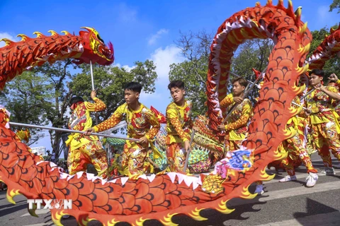 Trình diễn áo dài tại Lễ khai mạc Festival Thu Hà Nội. (Ảnh: Tuấn Đức/TTXVN)