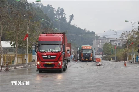 Các phương tiện tại Cửa khẩu Quốc tế Hữu Nghị. (Ảnh: Quang Duy/TTXVN)