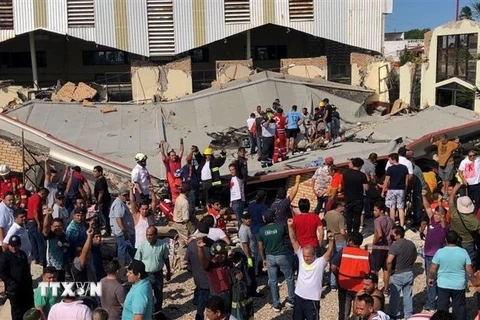 Lực lượng cứu hộ và dân phòng Mexico tìm kiếm nạn nhân tại hiện trường vụ sập mái nhà thờ ở bang Tamaulipas, ngày 1/10/2023. (Ảnh: AFP/TTXVN)