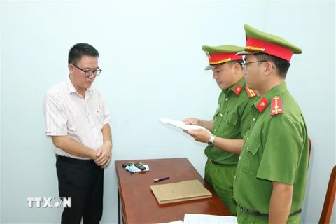 Cơ quan Cảnh sát Điều tra Công an tỉnh Trà Vinh thi hành các quyết định đối với Lê Hoàng. (Ảnh: TTXVN phát)
