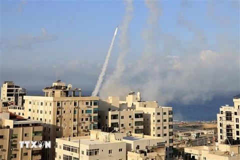 Phóng rocket từ Dải Gaza vào lãnh thổ Israel, ngày 7/10/2023. (Ảnh: AFP/TTXVN)