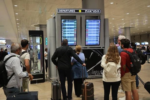 Hành khách tại Sân bay Ben Gurion ở Tel Aviv. (Nguồn: AFP/Getty Images)