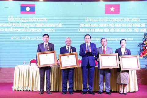 Phó Chủ tịch Thường trực Quốc hội Trần Thanh Mẫn trao Huân chương Hữu nghị cho lãnh đạo và thành viên Hội Hữu nghị Lào-Việt Nam. (Ảnh: Minh Đức/TTXVN)