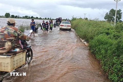 Mưa lũ cục bộ trong hơn 3 tuần qua đã gây ngập lụt, làm hư hỏng gần 420km đường giao thông ở Campuchia. (Ảnh: AKP/TTXVN phát)
