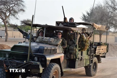 Binh sỹ Pháp tuần tra tại Diffa, Niger ngày 25/5/2015. (Ảnh: AFP/TTXVN)