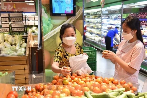Người dân mua sắm tại siêu thị Thành phố Hồ Chí Minh. (Ảnh: Anh Tuấn/TTXVN)