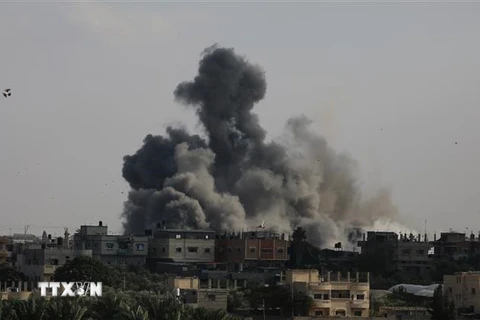 Khói bốc lên trong xung đột giữa quân đội Israel và phong trào Hamas tại thành phố Rafah, miền Nam Dải Gaza, ngày 10/10/2023. (Ảnh: THX/TTXVN)