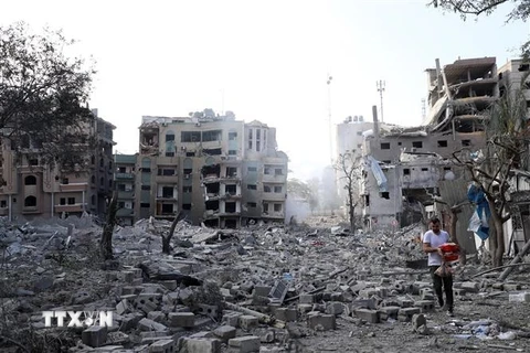 Những tòa nhà bị phá hủy sau trận oanh kích của quân đội Israel xuống thành phố Gaza, ngày 10/10/2023. (Ảnh: THX/TTXVN)