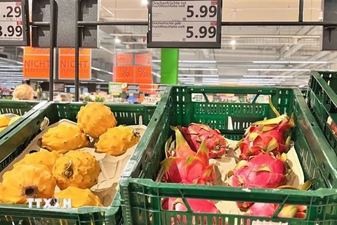 Hoa quả được bày bán trong siêu thị ở Berlin, Đức. (Ảnh: TTXVN phát)
