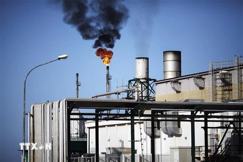 Nhà máy lọc dầu Zawiya ở cách thủ đô Tripoli của Libya 40km về phía Tây. (Ảnh: AFP/TTXVN)