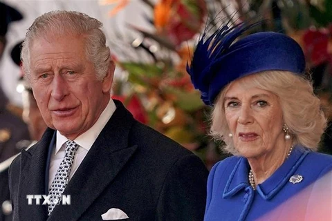 Nhà Vua Anh Charles III và Hoàng hậu Consort Camilla. (Ảnh: AFP/TTXVN)