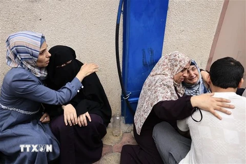 Khóc thương người thân thiệt mạng trong cuộc không kích của Israel tại trại tị nạn ở Jabalia, Dải Gaza, ngày 9/10/2023. (Ảnh: AFP/TTXVN)