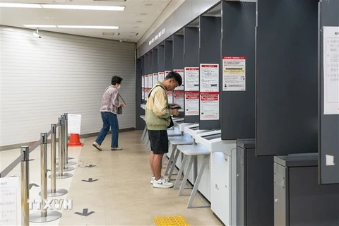 Người dân rút tiền tại máy ATM của Ngân hàng MUFG ở Tokyo, Nhật Bản ngày 11/10/2023. (Ảnh: THX/TTXVN)