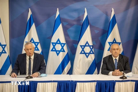 Thủ tướng Israel Benjamin Netanyahu (phải) và ông Benny Gantz (trái) - khi đang giữ chức Bộ trưởng Quốc phòng Israel - tại cuộc họp ở Tel Aviv, ngày 27/7/2020. (Ảnh: AFP/TTXVN)