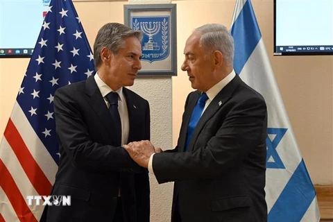 Thủ tướng Israel Benjamin Netanyahu (phải) trong cuộc gặp Ngoại trưởng Mỹ Antony Blinken đang ở thăm Tel Aviv, ngày 12/10/2023. (Ảnh: THX/TTXVN)