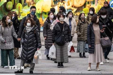 Người dân ở trên đường phố tại Tokyo, Nhật Bản. (Ảnh: AFP/TTXVN)