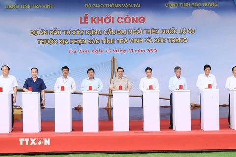 Thủ tướng Phạm Minh Chính và các đại biểu thực hiện nghi thức khởi công Dự án Đầu tư Xây dựng Cầu Đại Ngãi trên Quốc lộ 60. (Ảnh: Dương Giang/TTXVN)