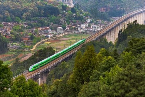 ​Hai chuyến tàu được trang bị hệ thống làm lạnh chở trái cây và rau quả đã rời tỉnh Vân Nam ở Tây Nam Trung Quốc lần lượt đến Lào và Việt Nam. (Nguồn: Xinhua)