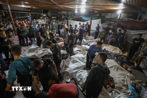 Thi thể các nạn nhân tại hiện trường vụ nổ ở bệnh viện Ahli Arab thuộc thành phố Gaza, tối 17/10/2023. (Ảnh: AFP/TTXVN)