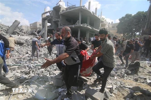 Chuyển nạn nhân sau vụ không kích của Israel xuống thành phố Rafah, miền Nam Dải Gaza ngày 17/10/2023. (Ảnh: THX/TTXVN)
