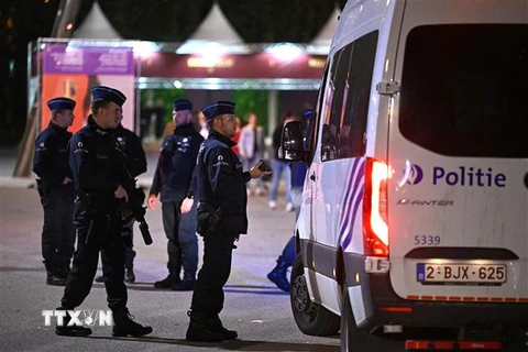 Cảnh sát tuần tra tại khu vực Sân vận động King Baudouin ở Brussels, Bỉ, sau vụ xả súng ngày 16/10/2023. (Ảnh: AFP/TTXVN)