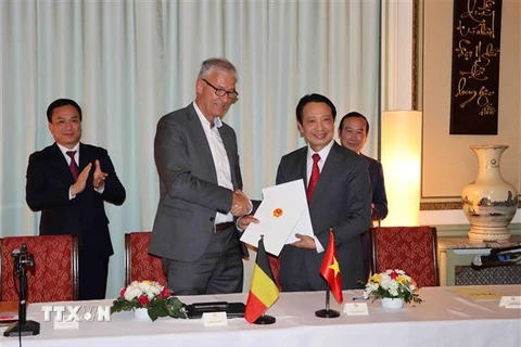 Ông Andries Gryffroy, Chủ tịch BVA và ông Nguyễn Quang Vinh, Phó Chủ tịch VCCI, ký kết Bản ghi nhớ hợp tác. (Ảnh: Hương Giang/TTXVN)