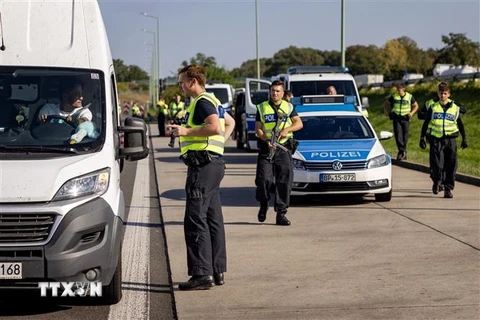 Cảnh sát Đức kiểm tra các phương tiện tại khu vực Frankfurt Oder, biên giới với Ba Lan, ngày 28/9/2023. (Ảnh: AFP/TTXVN)