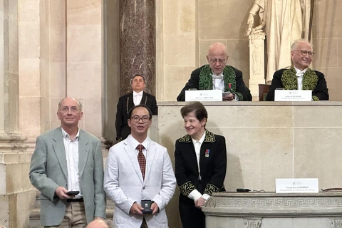 Viện Hàn lâm Pháp trao giải thưởng cho hai nhà khoa học của Việt Nam