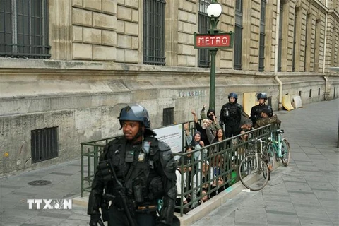 Cảnh sát Pháp tại một ga tàu điện ngầm ở Paris ngày 7/10/2023. (Ảnh: AFP/TTXVN)