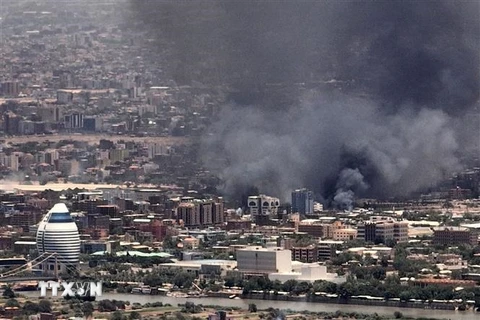 Khói bốc lên sau các cuộc giao tranh tại Khartoum, Sudan, ngày 3/5/2023. (Ảnh: AFP/TTXVN)
