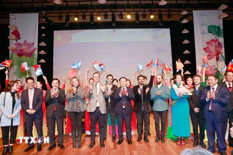 Chủ tịch Quốc hội Vương Đình Huệ với các nghệ sỹ tham gia biểu diễn chương trình chính trị nghệ thuật kỷ niệm 50 năm thiết lập quan hệ ngoại giao Việt Nam-Argentina. (Ảnh: Doãn Tấn/TTXVN)