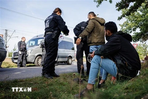 Cảnh sát Đức kiểm tra người nhập cư tại Forst, gần biên giới với Ba Lan, ngày 11/10/2023. (Ảnh: AFP/TTXVN)