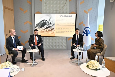 Tổng Giám đốc TTXVN Vũ Việt Trang (bên phải) phát biểu tại phiên thảo luận thứ hai về vai trò của các hãng thông tấn trong kỷ nguyên tin giả. (Ảnh: AA)