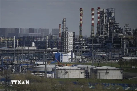 Nhà máy lọc dầu của công ty Gazprom ở ngoại ô Moskva, Nga. (Ảnh: AFP/TTXVN)